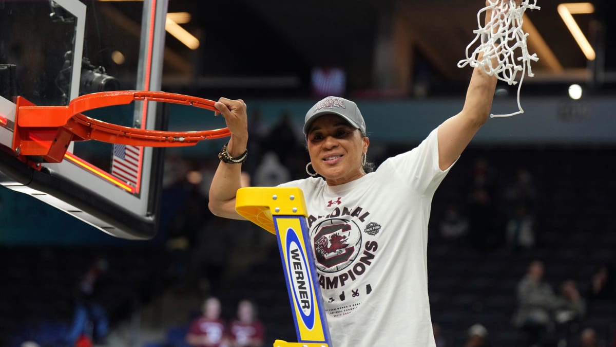 South Carolina's Dawn Staley coaches game in Eagles jersey