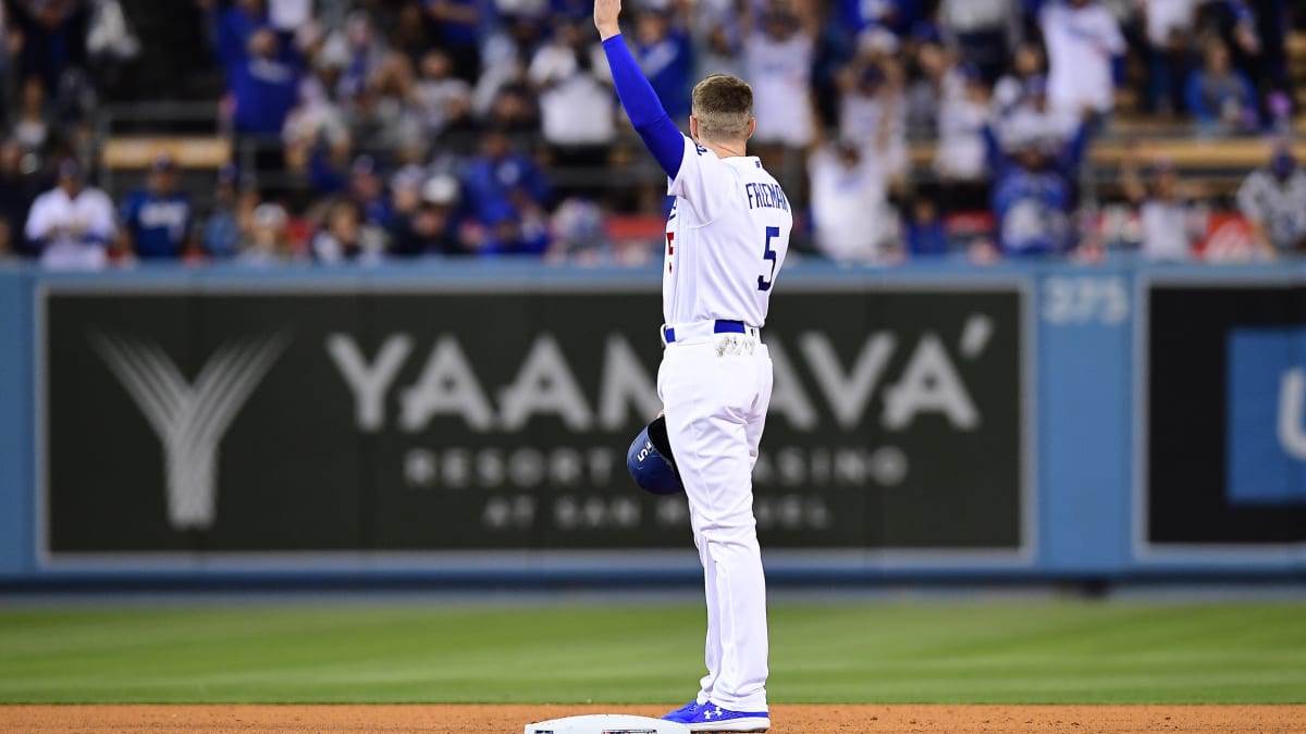 Watch Freddie Freeman get a rousing standing ovation from Braves fans