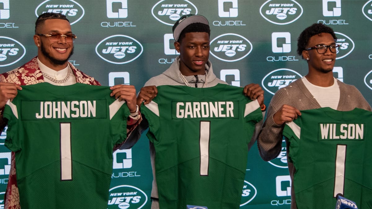 New York Jets cornerback Sauce Gardner (1) lines up for a play