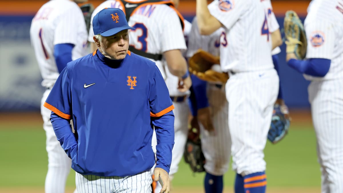 Mets Pitcher Forced to Unbuckle Belt During Standing Ovation