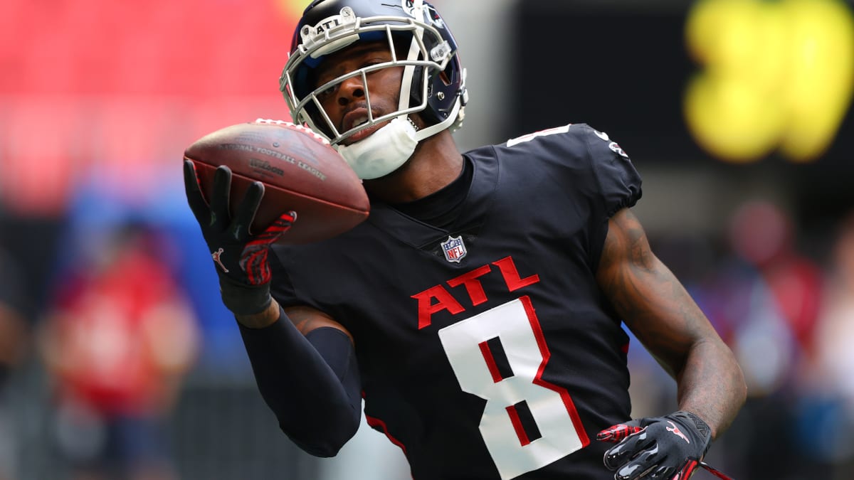 Atlanta Falcons tight end Kyle Pitts (8) catches a pass during NFL football  practice in Watford, England, Friday, Oct. 8, 2021. The Atlanta Falcons are  preparing for an NFL regular season game