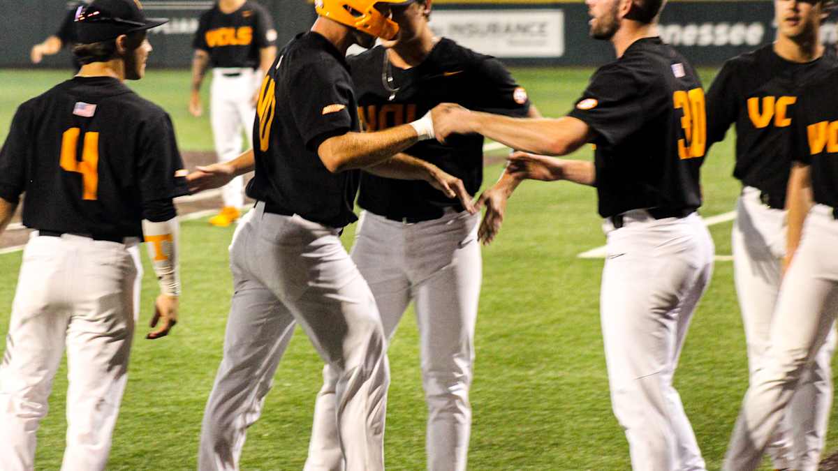 Vols use big 9th inning rally to advance to Super Regionals 9-6