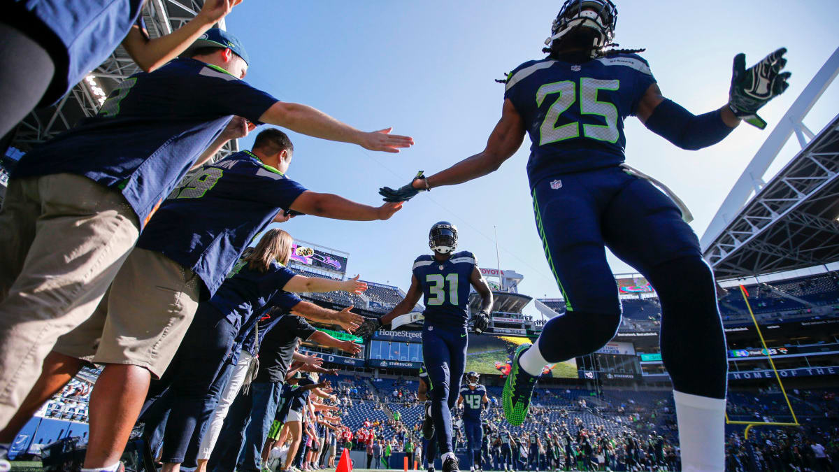 Seattle Seahawks safety Kam Chancellor wears knee brace in Super