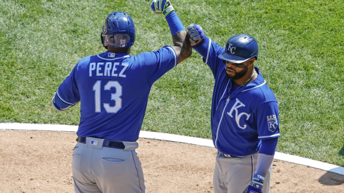 Royals' Salvador Perez breaks atlanta braves jersey for men Johnny