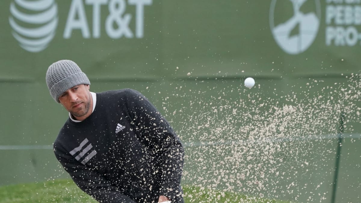 Aaron Rodgers wears 'I'm offended' T-shirt during promotion for golf match