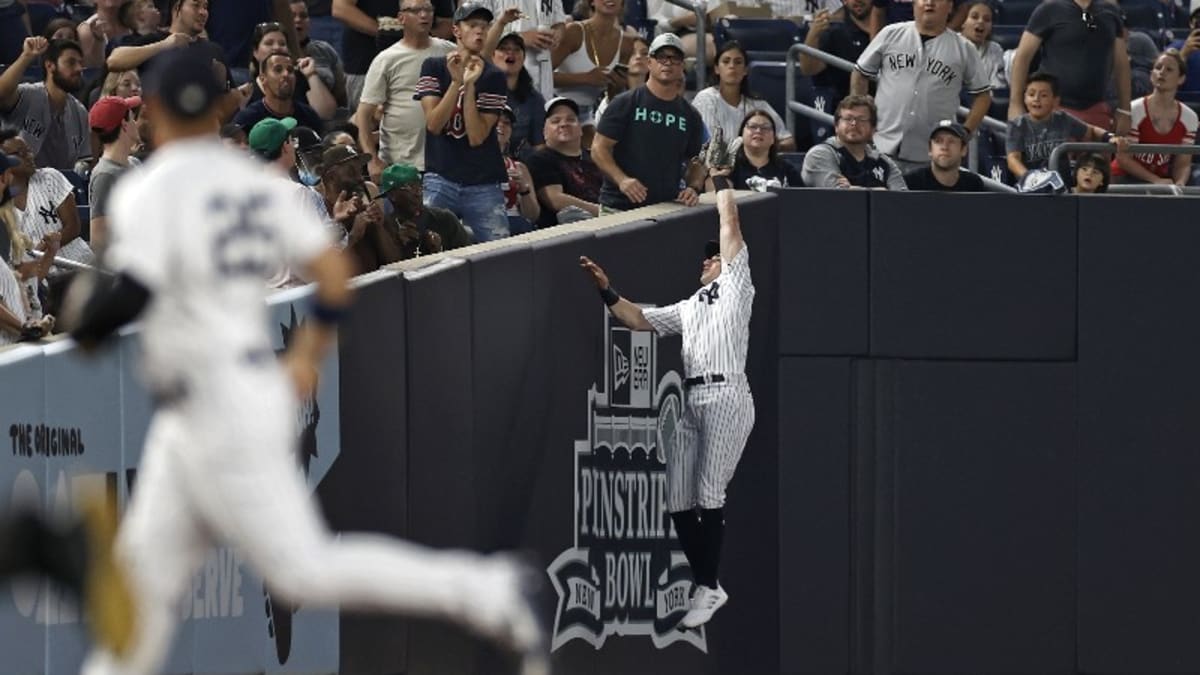 Tim Locastro tears ACL making leaping catch at the wall vs. Red