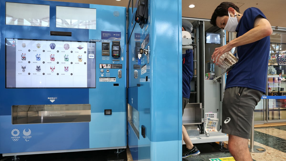 Eating ONLY VENDING MACHINE FOOD & CREEPY Vending Machines in Tokyo Japan 