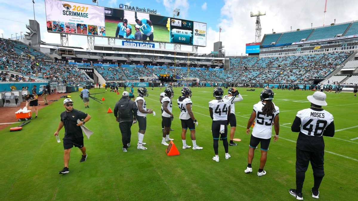 Jacksonville Jaguars linebacker Myles Jack (44) drops in coverage as he  flows toward the play during