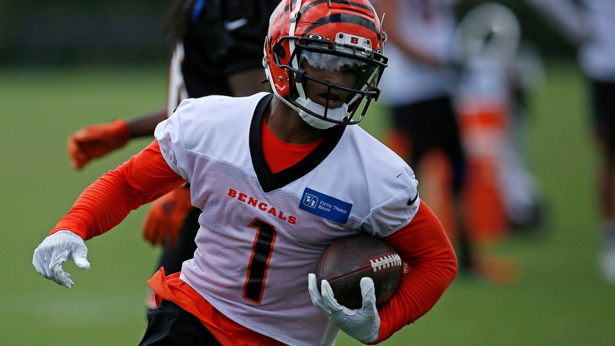 Ja'Marr Chase's helmet comes off after red-zone catch vs. Kyle