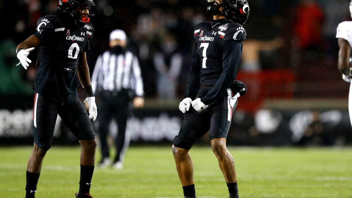 College Football Playoff 2021 - How Ahmad Gardner, Coby Bryant went from  undersized and overlooked CBs to stars at Cincinnati - ESPN