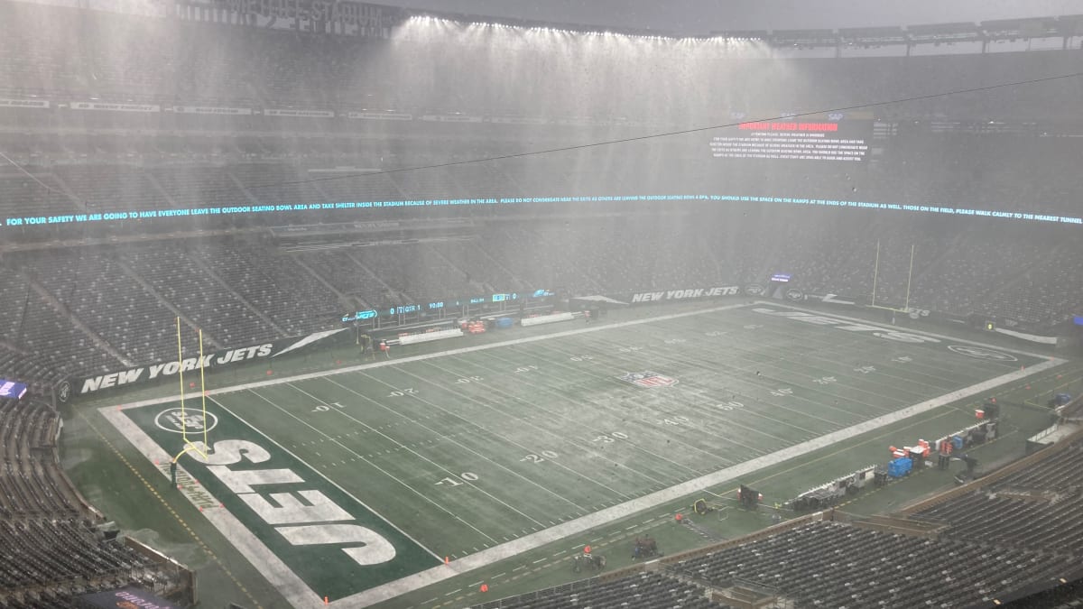 Severe weather forces NY Jets players to evacuate MetLife Stadium field