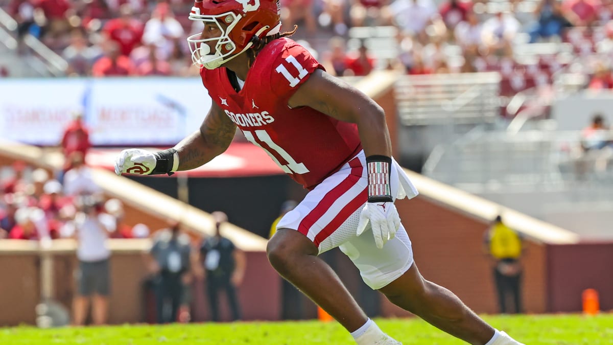 Oklahoma linebacker Nik Bonitto runs during the second half of an NCAA  college football game against Kansas Saturday, Oct. 23, 2021, in Lawrence,  Kan. Oklahoma won 35-23. (AP Photo/Charlie Riedel Stock Photo - Alamy