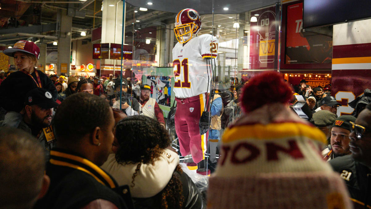 Snider] Sean Taylor statue at FedEx. : r/nfl