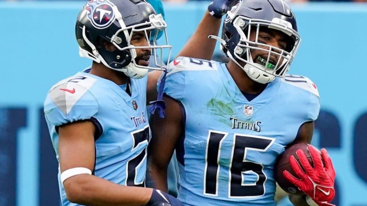 Tennessee Titans wide receiver Treylon Burks (16) catches a pass in front  of Green Bay Packers