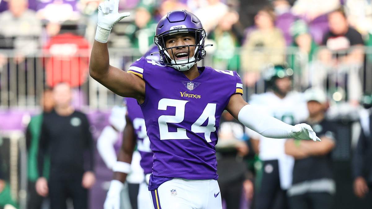 Vikings' Camryn Bynum seals win with interception, ending Jets' rally