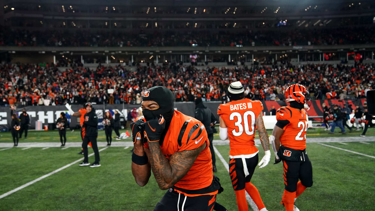 Look: NBA Star Luka Doncic Gives Cincinnati Bengals Wide Receiver Ja'Marr  Chase Signed Jersey At Mavericks-Suns Game - Sports Illustrated Cincinnati  Bengals News, Analysis and More