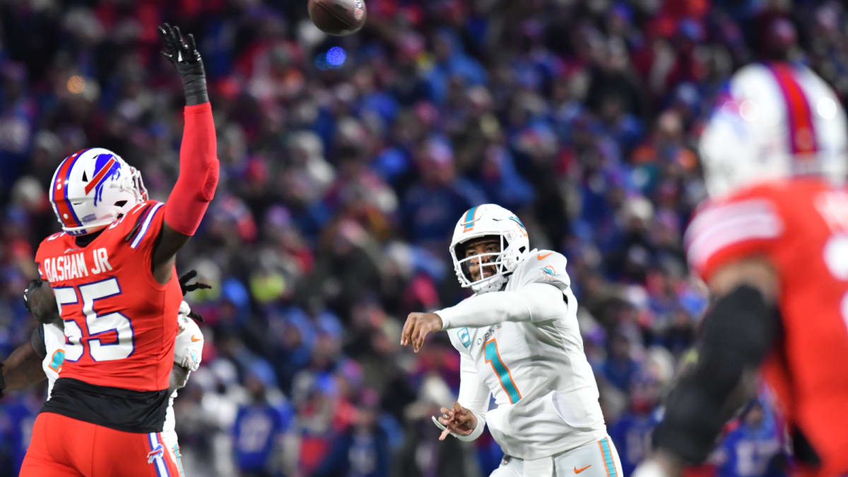 NFL 2022: Buffalo Bills v Miami Dolphins, snowballs, game stopped