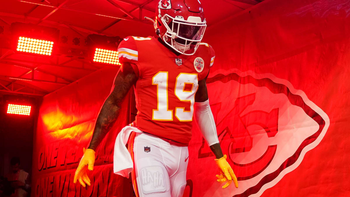 Chiefs' Kadarius Toney suffers lower body injury vs. Bengals