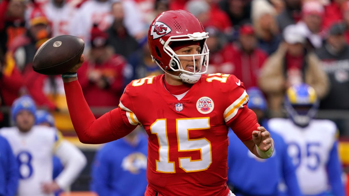 Mahomes buys Chiefs offensive linemen custom Christmas gift