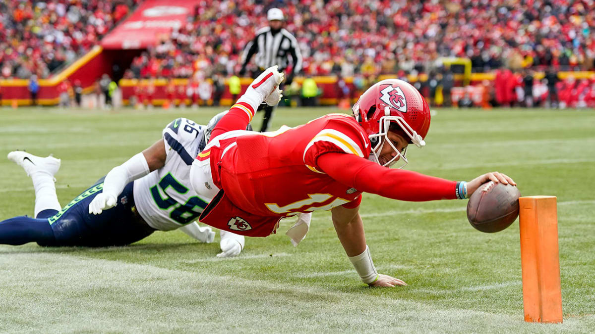 Patrick Mahomes launches missile for home run at Kansas City