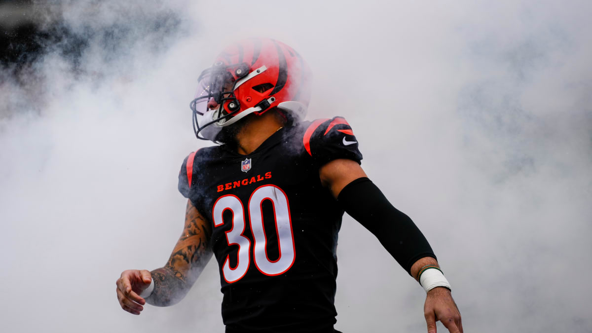 Cincinnati Bengals safety Jessie Bates III (30) drops back in coverage  during an NFL football game against the Pittsburgh Steelers, Sunday, Sep.  11, 2022, in Cincinnati. (AP Photo/Kirk Irwin Stock Photo - Alamy