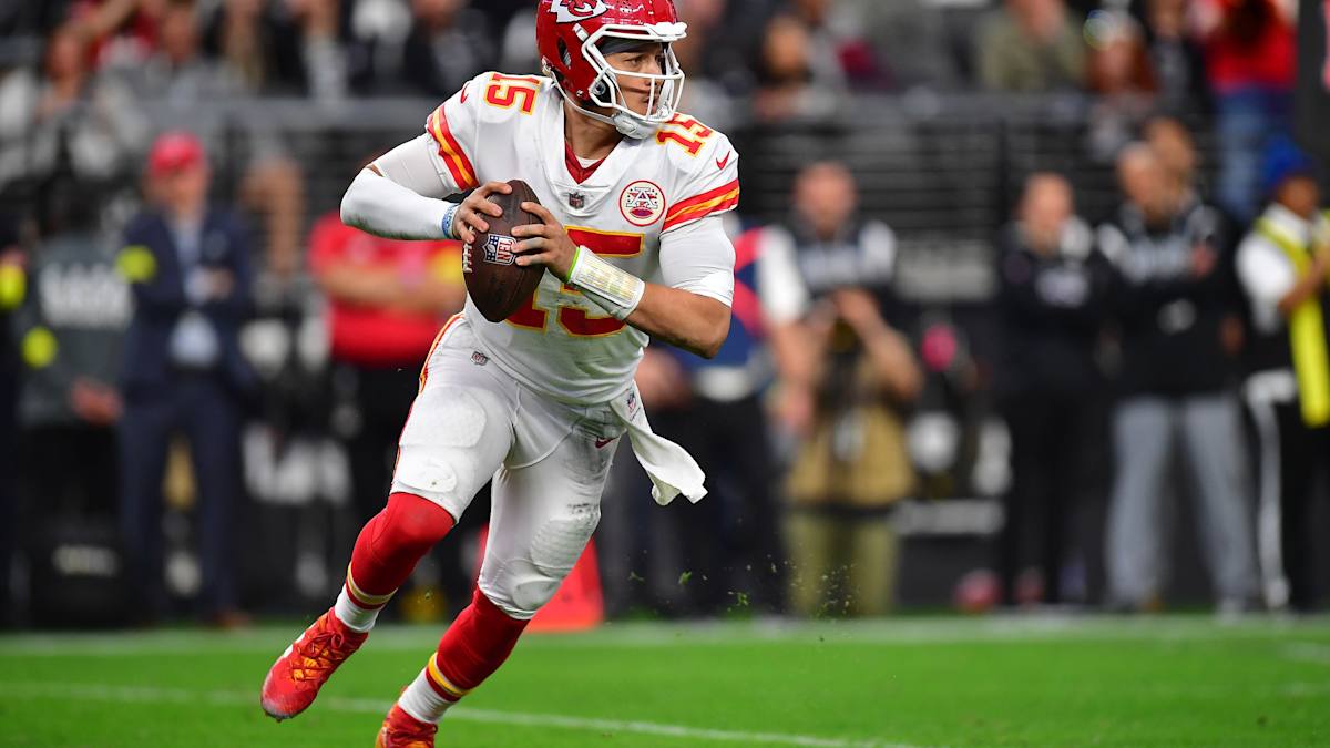 Maxx Crosby, Oakland Raiders' Defense Hope To Slow Down Kansas City Chiefs'  Speedy Passing Game - Sports Illustrated Kansas City Chiefs News, Analysis  and More