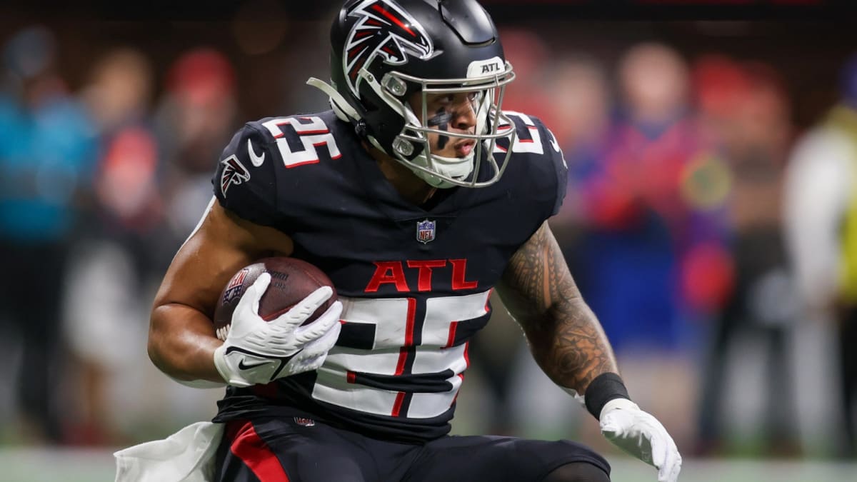 Falcons' Tyler Allgeier, Bijan Robinson highlight RB pay disparity