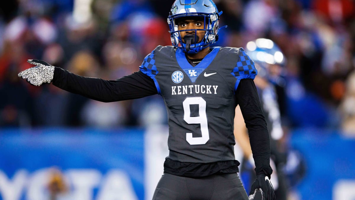 Louisville WR Launches Water Bottle Into Stands At Kentucky Fans