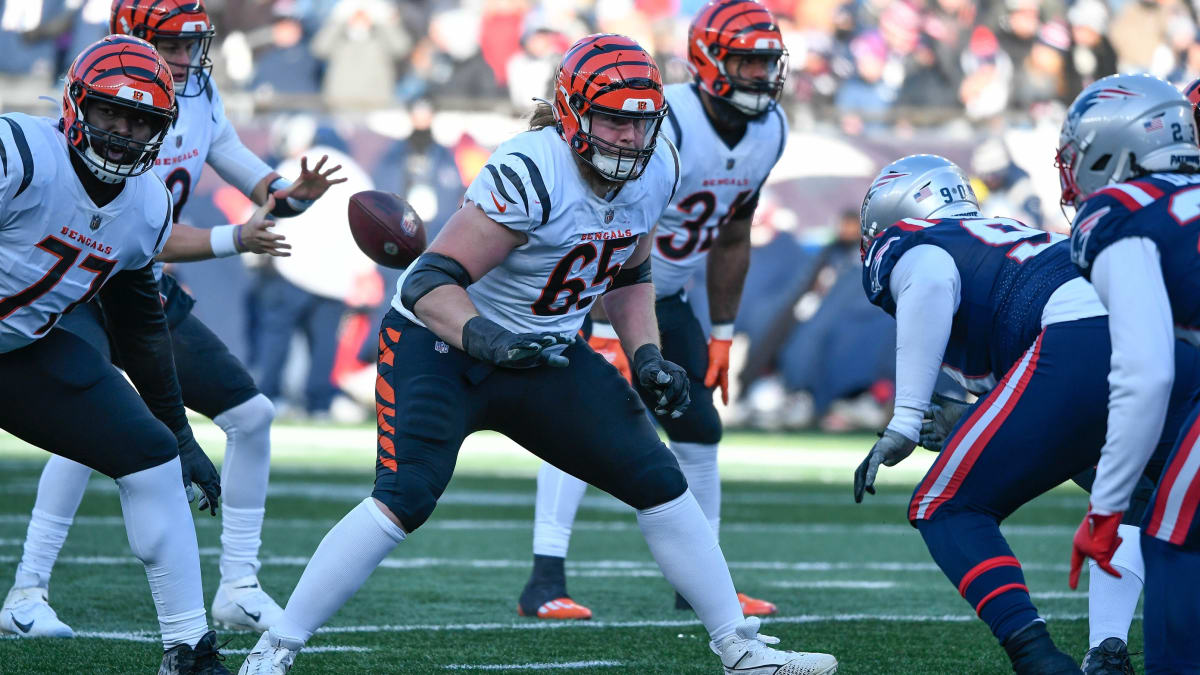 Cincinnati Bengals' Alex Cappa (65) speaks with BJ Hill (92) during  practice at the team's NFL football training facility, Tuesday, June 6,  2023, in Cincinnati. (AP Photo/Jeff Dean Stock Photo - Alamy