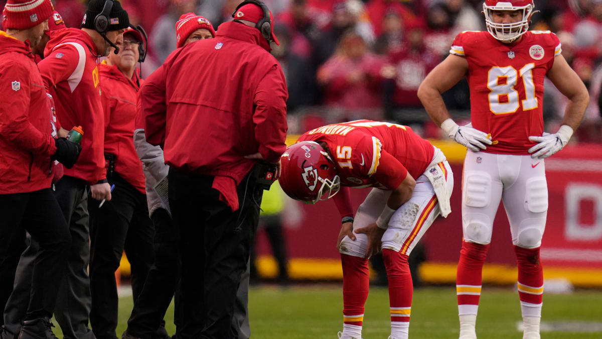 Chiefs' Patrick Mahomes returns after ankle injury, briefly replaced by  Chad Henne vs. Jaguars