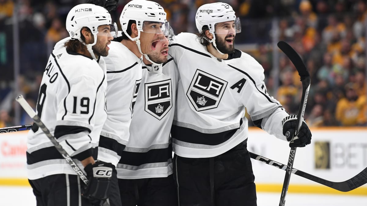 L.A. Kings stumble home to host surging Blackhawks