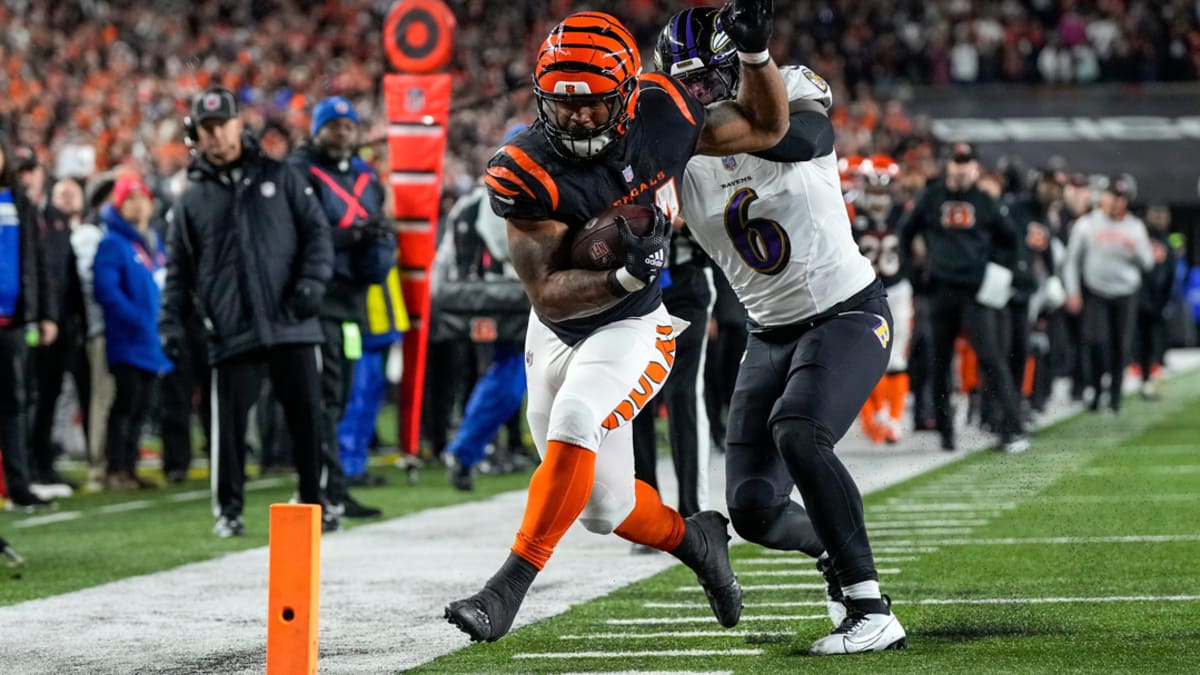 Cincinnati Bengals running back Samaje Perine (34) warms up prior to an NFL  football game against the Jacksonville Jaguars, Thursday, Sept. 30, 2021,  in Cincinnati. (AP Photo/Emilee Chinn Stock Photo - Alamy