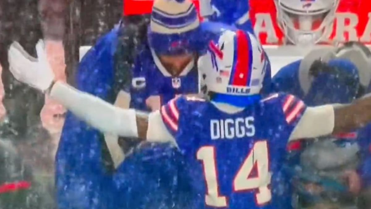 CBS Sports on X: Stefon Diggs didn't look very happy with Josh Allen on  the sidelines.  / X