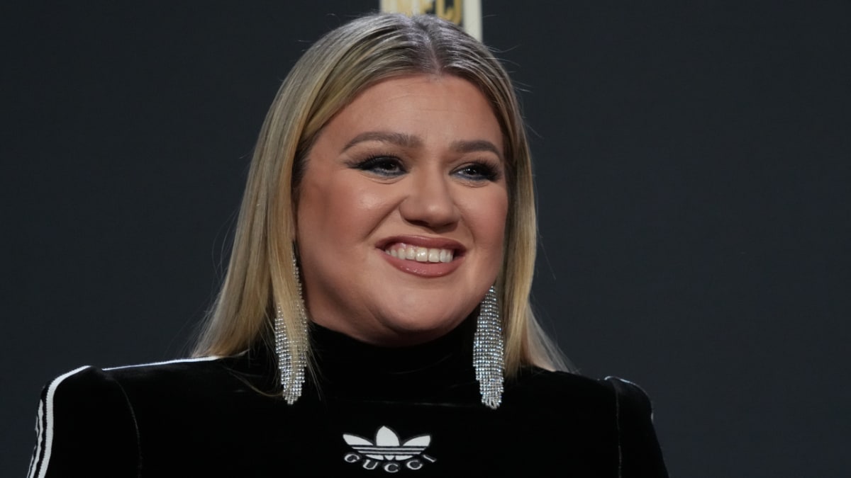 Kelly Clarkson Honors Dallas Cowboys in Striking Football-Themed Gown