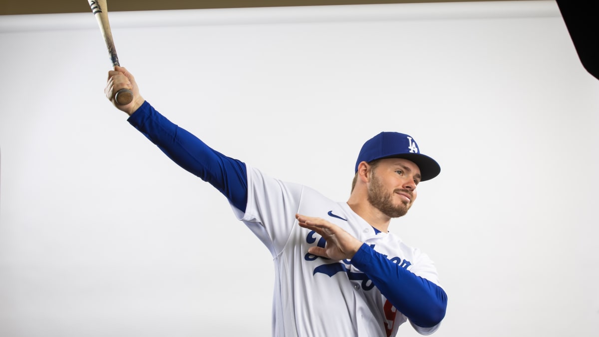 Dodgers' Gavin Lux carted off field after awkwardly injuring knee