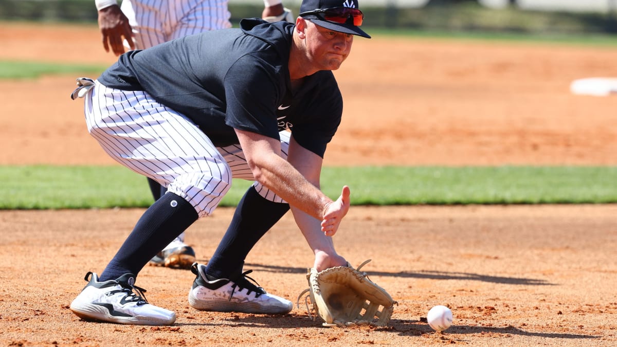 DJ LeMahieu looks healthy in spring training debut for Yankees