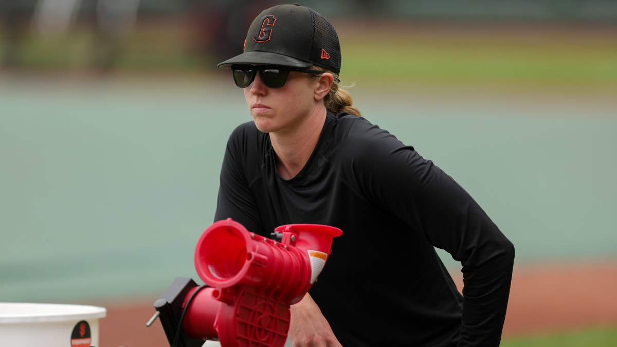 Giants make history with first female first base coach