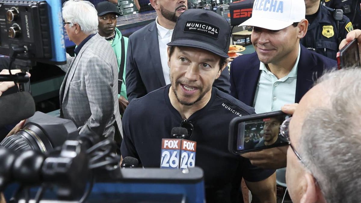 Mark Wahlberg offers to donate thumb to injured Astros star Jose