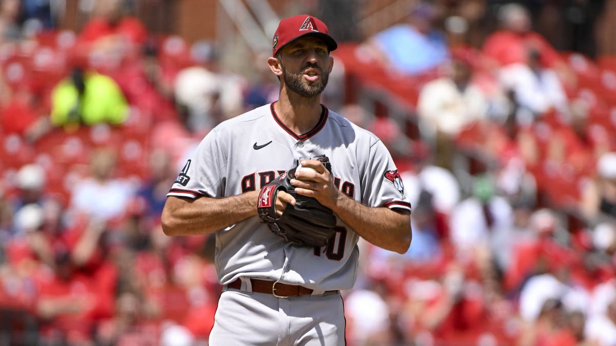 Madison Bumgarner pinch hits for D-backs in 9th inning of tie game