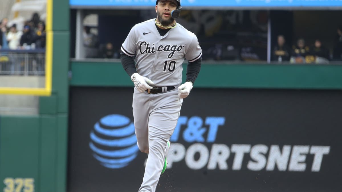 White Sox second baseman Yoan Moncada injured on pickoff play