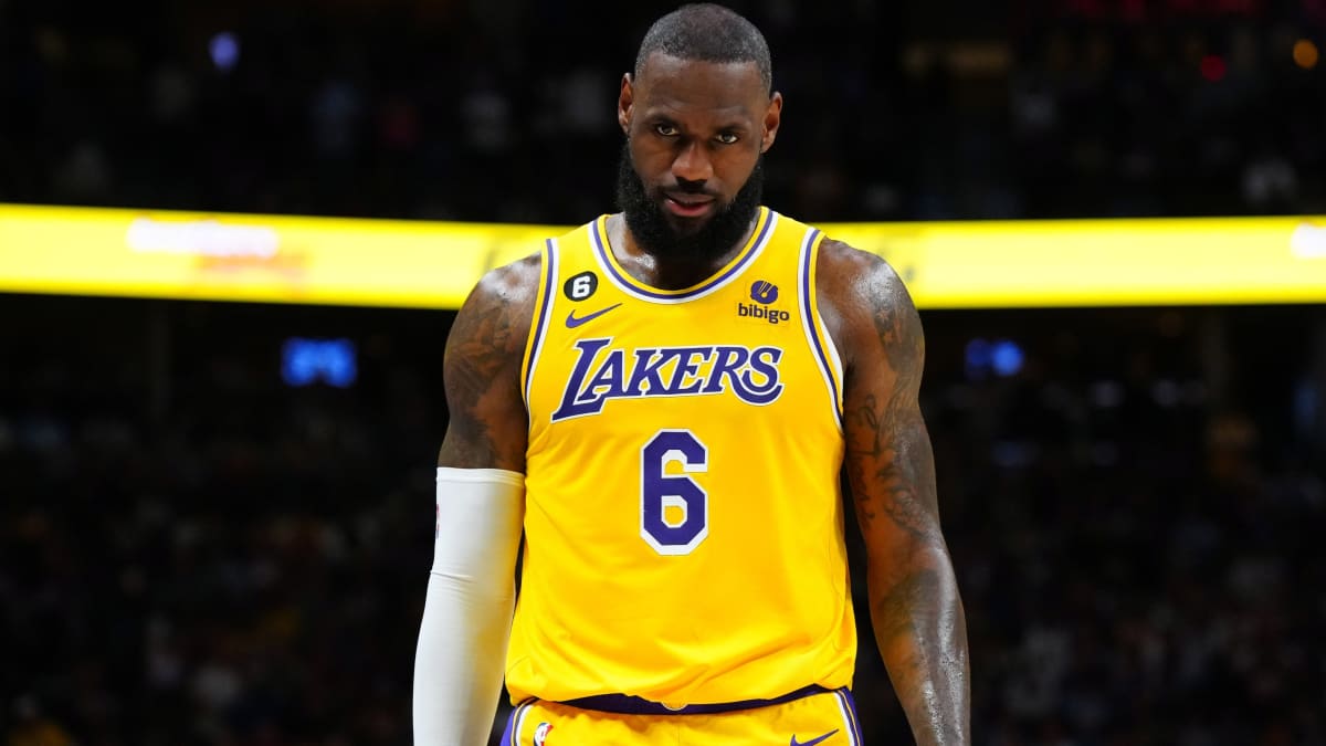 After a long summer, LeBron James eases back onto center stage with the  Lakers – The Denver Post