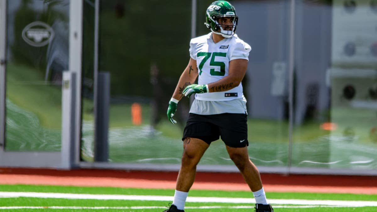 July 29, 2022, Florham Park, New Jersey, USA: New York Jets' guard Laken  Tomlinson (78) and offensive linemen Max Mitchell (61) playfully exchange a  handoff before practice during Jets training camp at