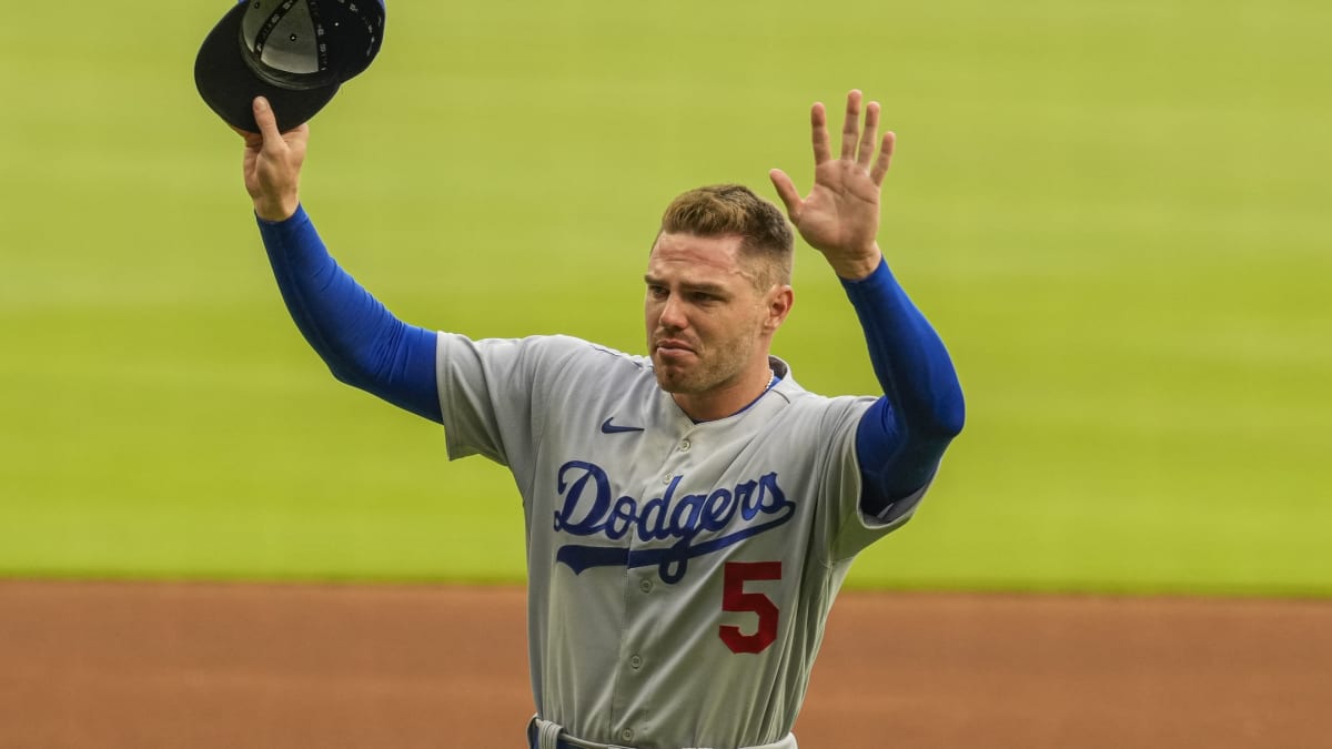 Freeman HR ahead of emotional return, Dodgers sweep Reds