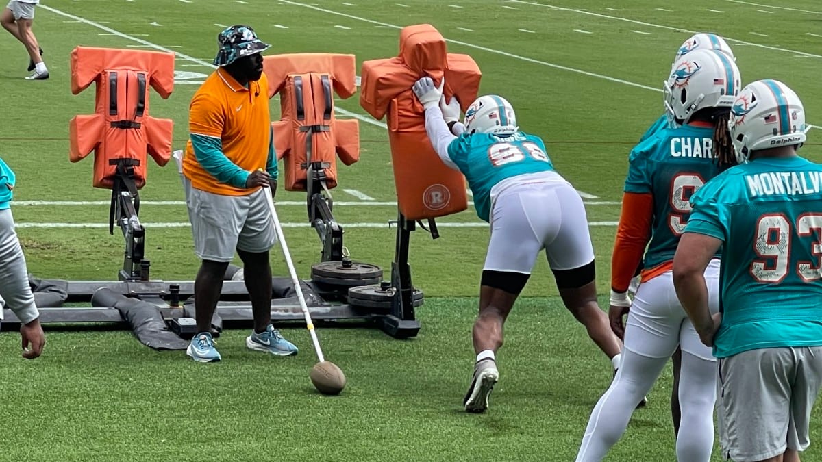 Miami Dolphins defensive tackle Raekwon Davis (98) lines up during