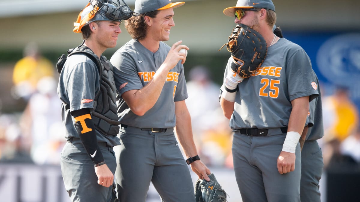 Vols use big 9th inning rally to advance to Super Regionals 9-6