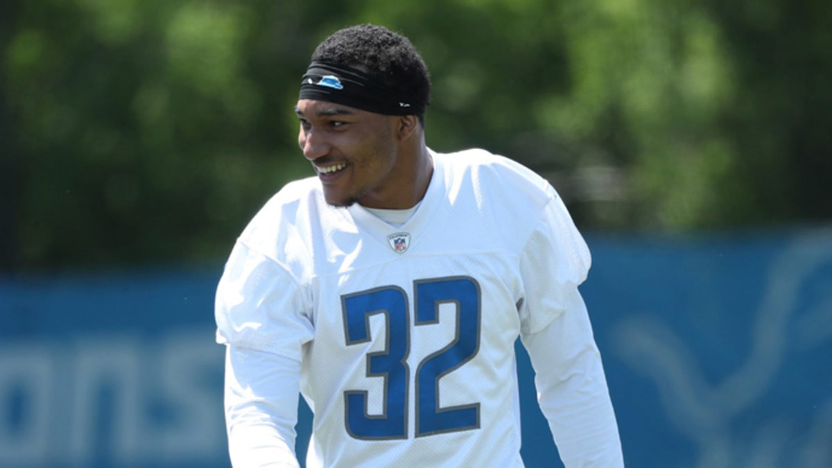 Detroit Lions quarterback Adrian Martinez (18) keeps the ball