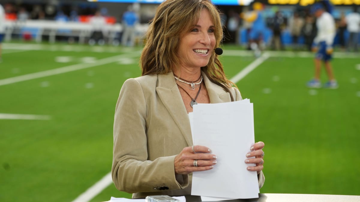 TV Analyst Suzy Kolber reacts before an NFL football game between the San  Francisco 49ers and the Los Angeles Rams, Monday, Oct. 3, 2022, in Santa  Clara, Calif. (AP Photo/Scot Tucker Stock