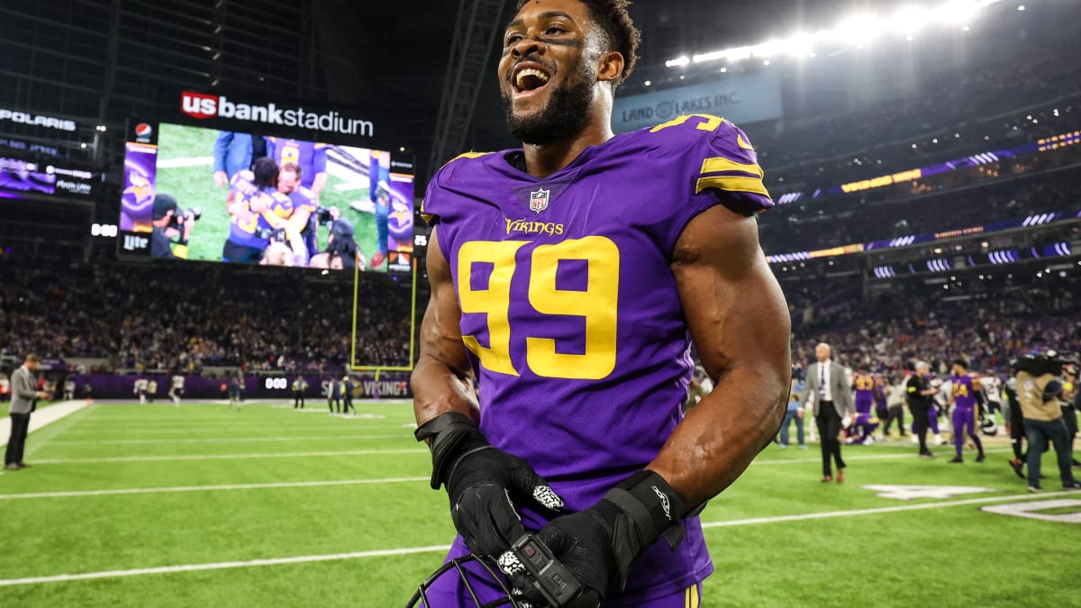 Twin Cities Orthopedics - Danielle Hunter meets quarterbacks in the  backfield. He also meets Minnesota Vikings fans in Stillwater! Saturday,  October 9th, Hunter will be signing autographs from 1:00 – 2:00 PM