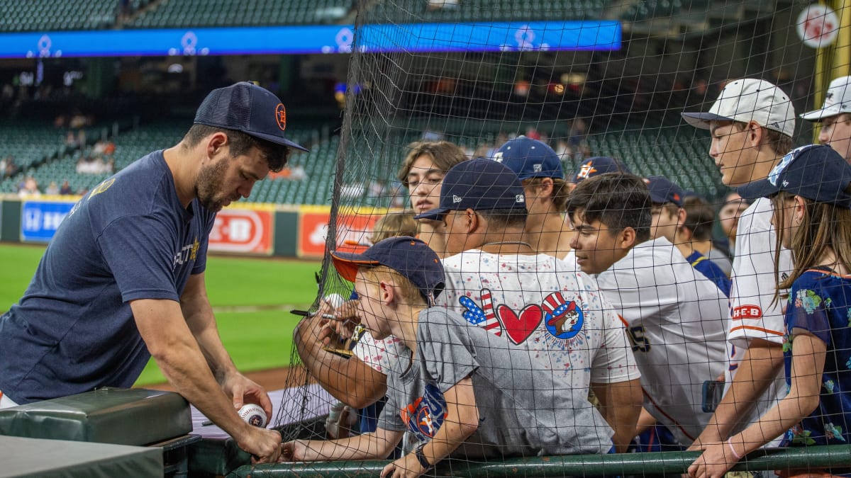 Astros fan who took the Chas McCormick dirt imprint photo