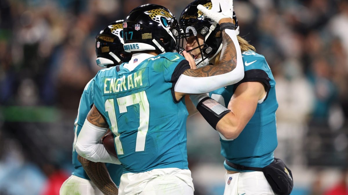 Jacksonville Jaguars tight end Evan Engram (17) runs after the catch during  an NFL football game against the Tennessee Titans, Sunday, Dec. 11, 2022,  in Nashville, Tenn. (AP Photo/Peter Joneleit Stock Photo - Alamy